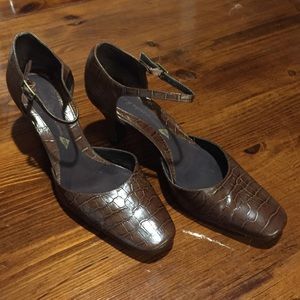 Easy Spirit brown leather heels size 6.5